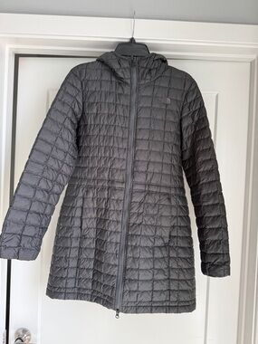 The North Face Women's Hooded Quilted Puffer Jacket - Charcoal Gray